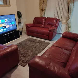 Cheerful 2-bedroom With Off Street Parking Apartment